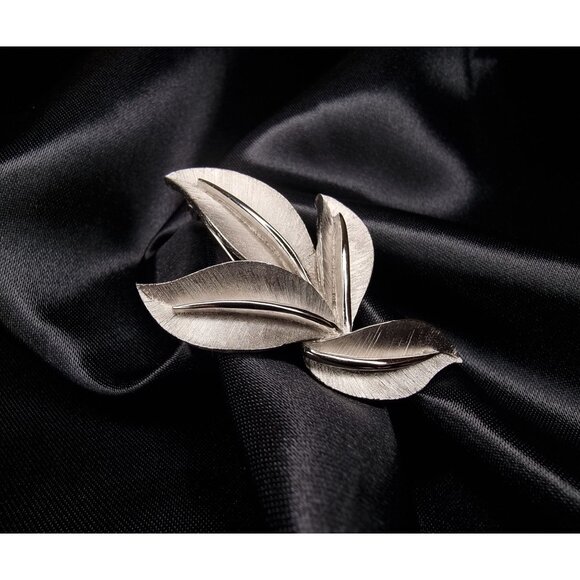 Vintage Crown Trifari Silver-Tone Leaf Brooch Pin 1960s Elegant Design - Picture 2 of 6